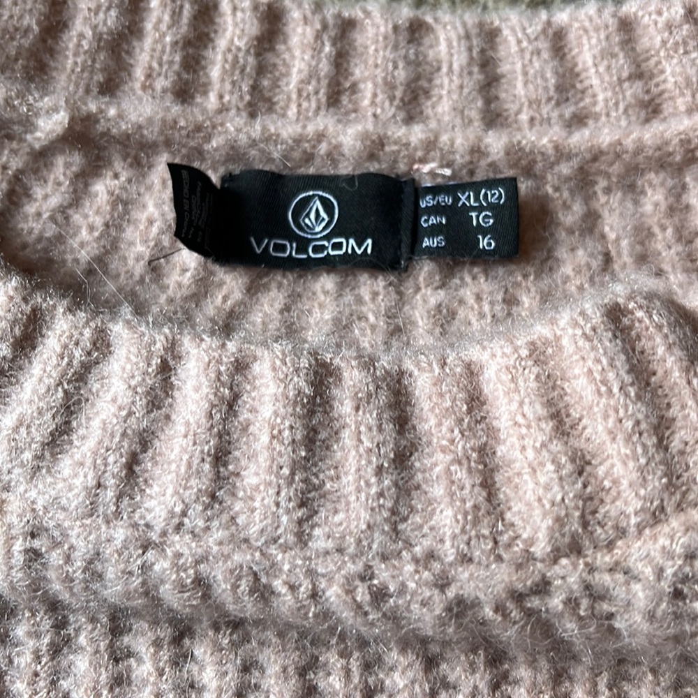 Womens XL sweater volcom pink, new with no tags